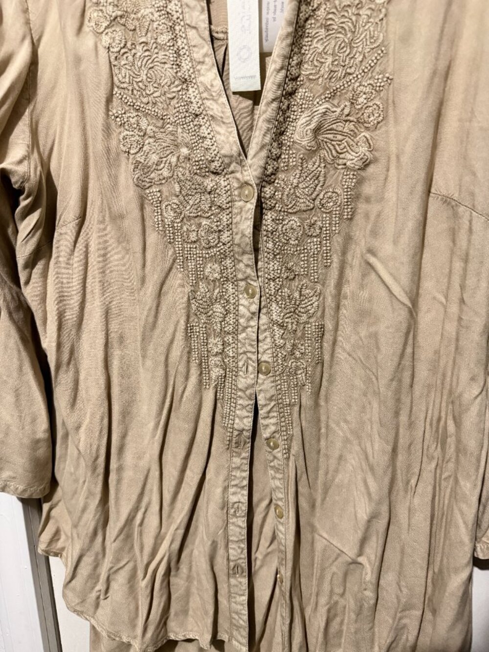NWT Solitaire Taupe Beige Embroidered Boho Tunic Blouse Roll Tab Sleeve - M - Picture 6 of 12